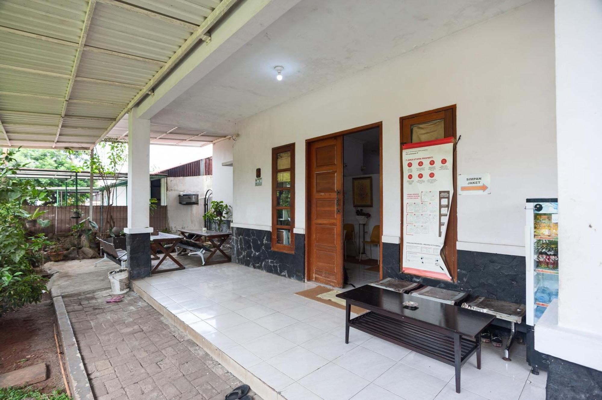 Reddoorz Syariah Near Pgc Cililitan Hotel Jacarta Exterior foto